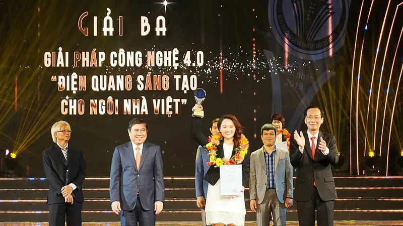 Đại diện Công ty CP Bóng đèn Điện Quang nhận Giải thưởng Sáng tạo TPHCM 2019.