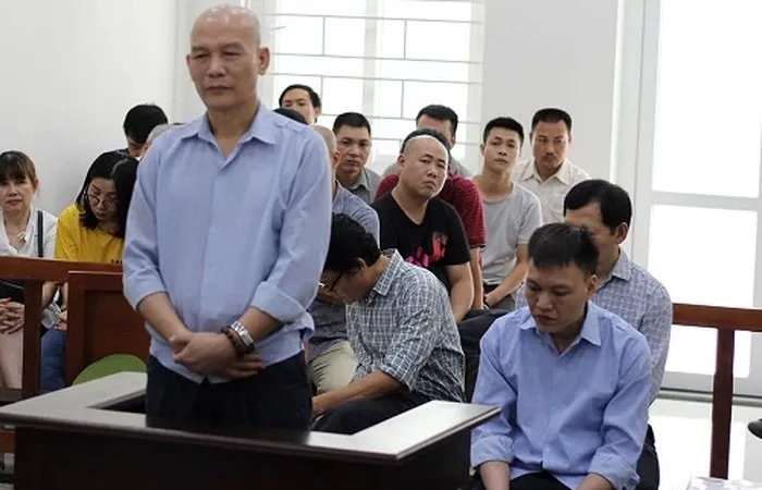 Lương Văn Hữu (đứng) và các bị cáo liên quan tại phiên tòa. Ảnh: Anninhthudo
