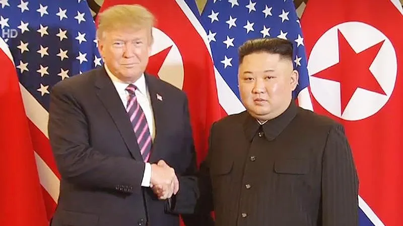 Tổng thống Donald Trump và Chủ tịch Kim Jong-un bắt tay tại Hà Nội ở Hội nghị Thượng đỉnh Mỹ - Triều Tiên lần 2.