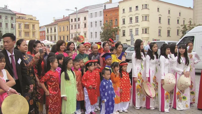 Ngày hội văn hóa của người Việt trên đường phố Czech. Ảnh: Báo Dân Tộc