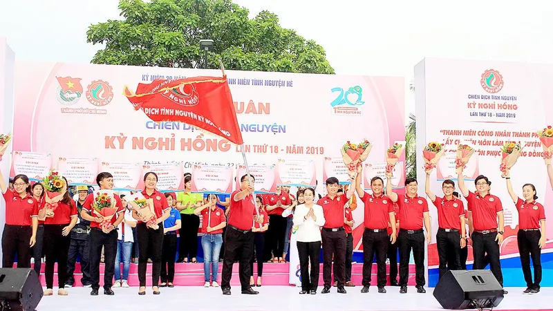 Phó Bí thư Thành ủy TPHCM Võ Thị Dung trao cờ xuất quân chiến dịch Kỳ nghỉ hồng