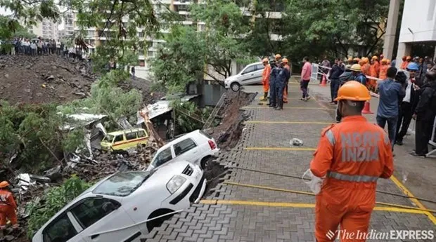 Hiện trường vụ sập tường. Ảnh: The Indian Express