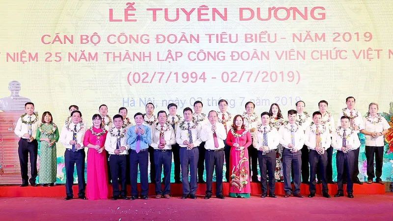 Phó Thủ tướng Thường trực Trương Hòa Bình chúc mừng các cán bộ Công đoàn tiêu biểu được tuyên dương. Ảnh: TTXVN