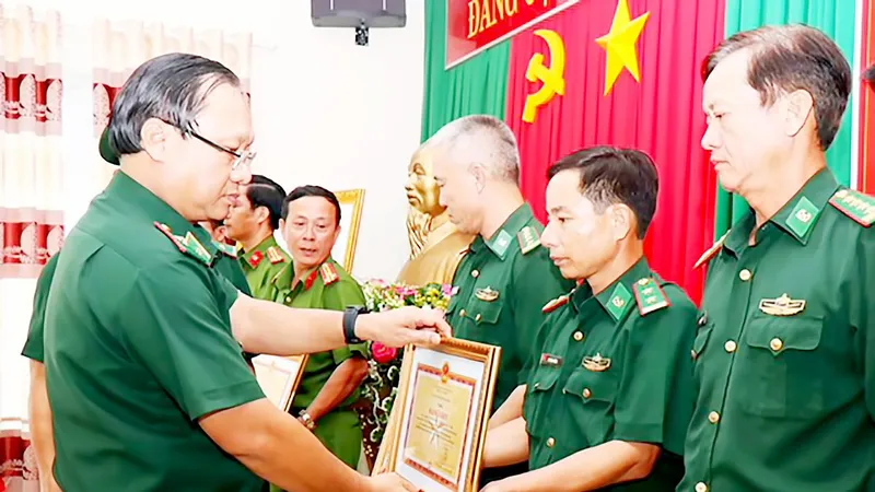 Thiếu tướng Nguyễn Hoài Phương tặng bằng khen cho 10 đơn vị có thành tích xuất sắc trong đấu tranh phòng chống ma túy