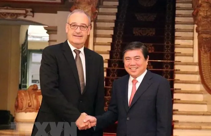 Chủ tịch UBND TPHCM Nguyễn Thành Phong tiếp ông Guy Parmelin, Bộ trưởng Kinh tế, Đào tạo và Nghiên cứu Liên bang Thụy Sĩ. Ảnh: TTXVN