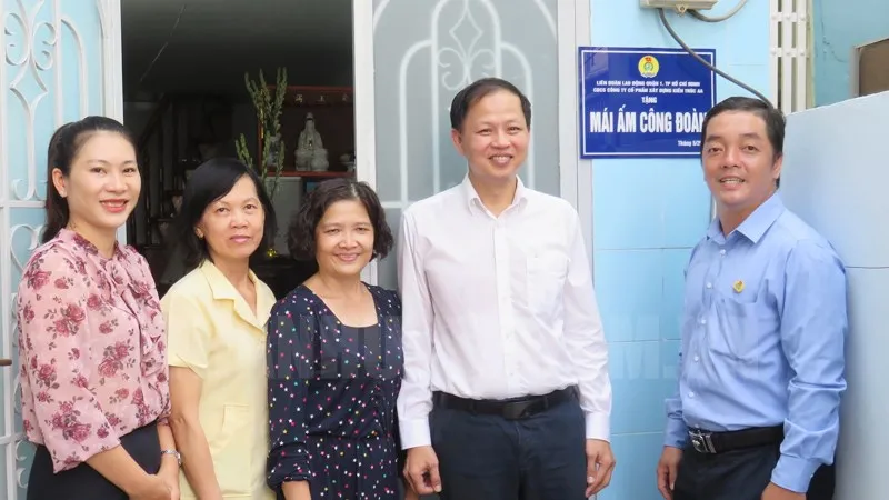 Công nhân lao động có hoàn cảnh khó khăn được nhận mái ấm công đoàn. Ảnh: hcmcpv