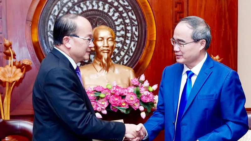 Bí thư Thành ủy TPHCM Nguyễn Thiện Nhân tiếp ông Kho Ngee Seng Roy, tân Tổng Lãnh sự Singapore tại TPHCM. Ảnh: HOÀNG HÙNG
