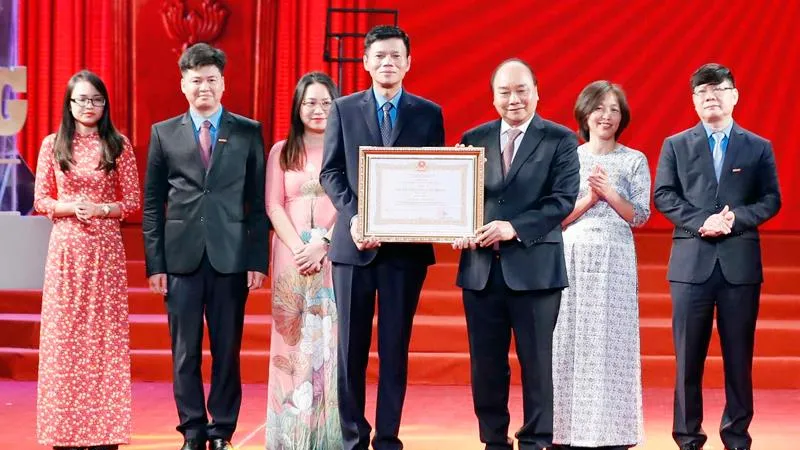 Thủ tướng Nguyễn Xuân Phúc trao tặng Huân chương Lao động hạng nhất cho Báo Lao động. Ảnh: TTXVN
