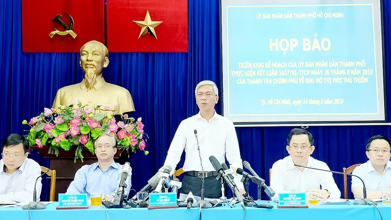Phó Chủ tịch UBND TPHCM Võ Văn Hoan trả lời báo chí tại buổi họp báo. Ảnh: KIỀU PHONG