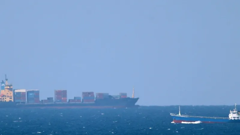 Tàu chở hàng tiến về Eo biển Hormuz ở ngoài khơi bờ biển Khasab, Oman