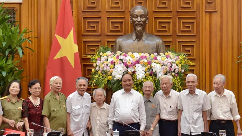 Thủ tướng Nguyễn Xuân Phúc và các đồng chí trực tiếp phục vụ, bảo vệ Bác Hồ. (Ông Trần Viết Hoàn đứng thứ hai bên phải). Ảnh: VGP