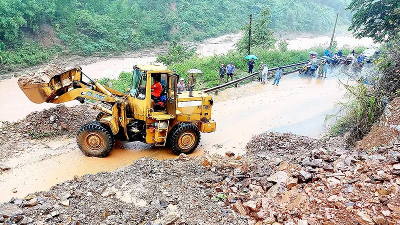 Đường Hồ Chí Minh nhánh tây đoạn qua huyện Đakrông, tỉnh Quảng Trị bị sạt lở gây ách tắc giao thông. Ảnh: NGUYỄN HOÀNG