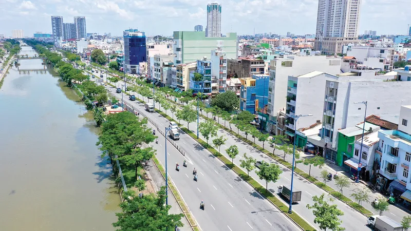 Kênh Tàu Hủ và đường Võ Văn Kiệt đoạn quận 6, TPHCM. Ảnh: HOÀNG HÙNG