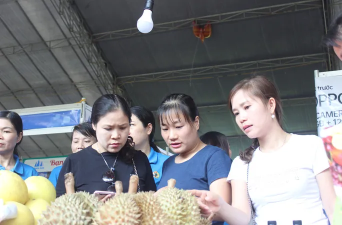 Công nhân tham gia "Ngày hội công nhân -Phiên chợ nghĩa tình" được lựa chọn sản phẩm hàng hoá được ưu đãi về giá. Ảnh: NLĐ