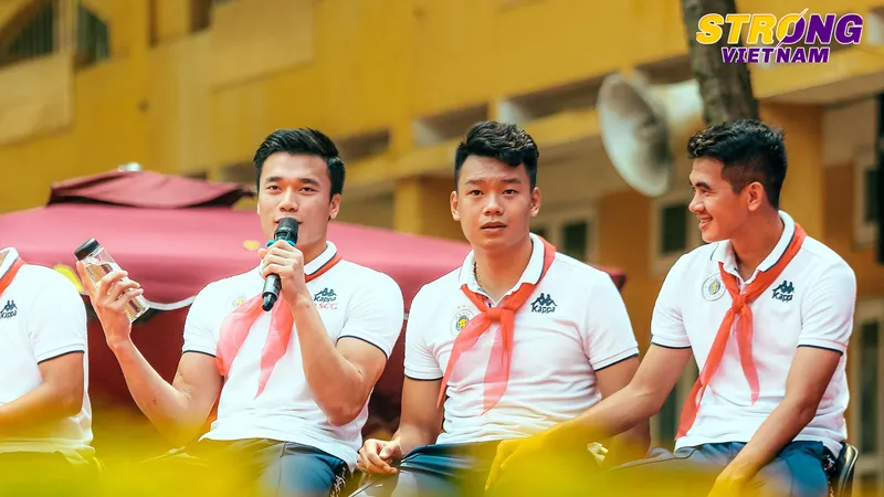 Thủ môn quốc dân Bùi Tiến Dũng khiến nhiều em học sinh phấn khích với phần trả lời của mình