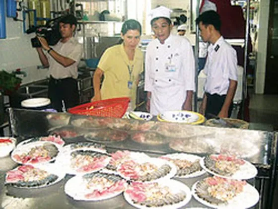 Kiểm tra cơ sở cung cấp suất ăn công nghiệp và bếp ăn tập thể