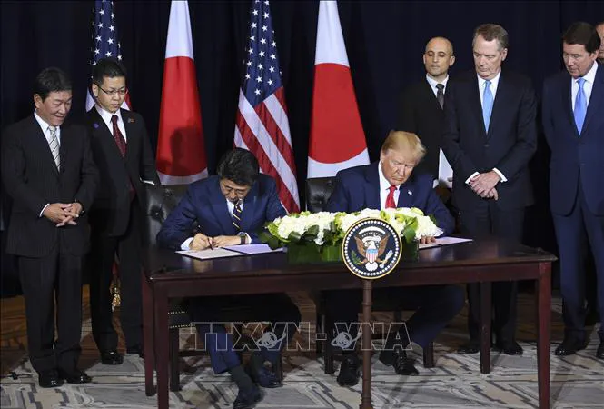 Thủ tướng Nhật Bản Shinzo Abe và Tổng thống Mỹ Donald Trump ký thỏa thuận thương mại song phương tại New York (Mỹ) ngày 25-9-2019. Ảnh: TTXVN
