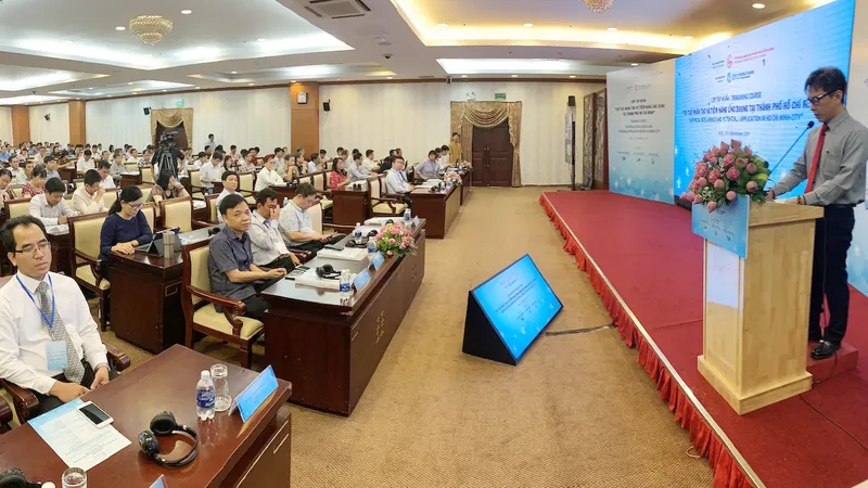 Ông Nguyễn Việt Dũng, Giám đốc Sở KH-CN TPHCM khai mạc Chương trình tập huấn về AI. Ảnh T.Ba