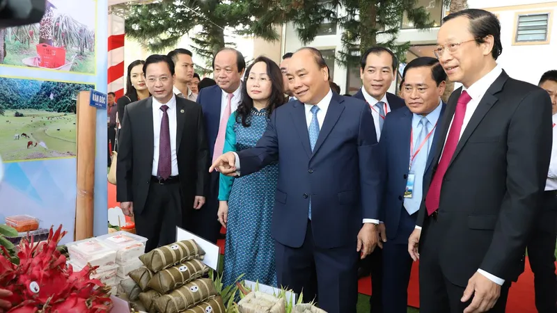 Thủ tướng Nguyễn Xuân Phúc được giới thiệu một số đặc sản của Lạng Sơn