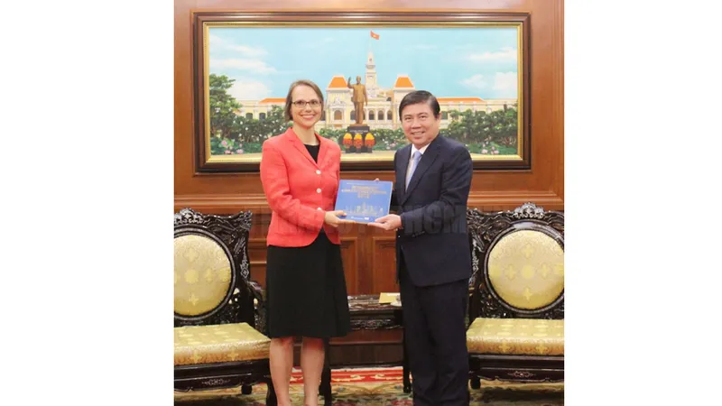 Chủ tịch UBND TPHCM Nguyễn Thành Phong tặng quyển sách về TPHCM cho Tổng Lãnh sự CHLB Đức tại TPHCM Josefine Wallat. Ảnh: hcmcpv