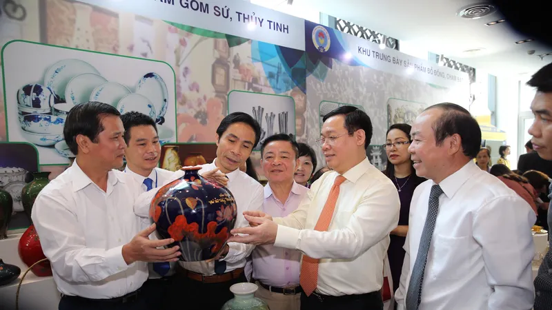 Phó Thủ tướng Vương Đình Huệ thăm các gian hàng tại Hội nghị. Ảnh: VGP