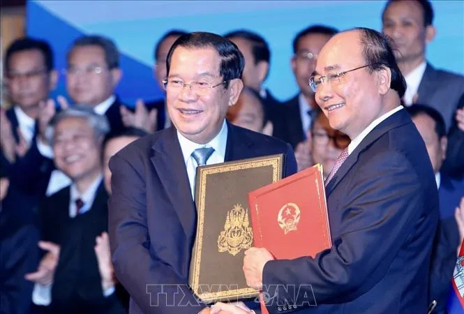 Thủ tướng Nguyễn Xuân Phúc và Thủ tướng Campuchia Xăm-đéc Tê-chô Hun Xen ký Hiệp ước bổ sung Hiệp ước hoạch định biên giới quốc gia năm 1985 và Hiệp ước bổ sung năm 2005 giữa Cộng hoà XHCN Việt Nam và Vương quốc Campuchia. Ảnh: TTXVN