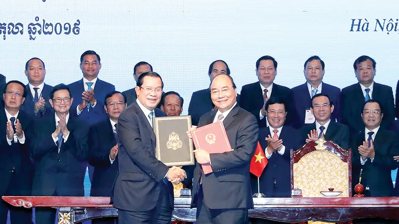Thủ tướng Nguyễn Xuân Phúc và Thủ tướng Samdech Hun Sen ký Hiệp ước bổ sung Hiệp ước hoạch định biên giới quốc gia năm 1985 và Hiệp ước bổ sung năm 2005 giữa Cộng hòa XHCN Việt Nam và Vương quốc Campuchia. Ảnh: TTXVN