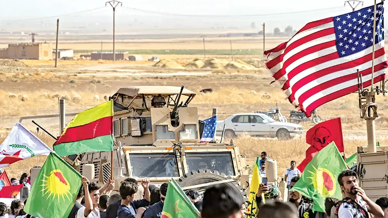 Người Kurd tại Syria vây quanh xe quân sự của Mỹ ở ngoại ô thị trấn Ras al-Ain, tỉnh Hasakeh (Syria), gần biên giới Thổ Nhĩ Kỳ