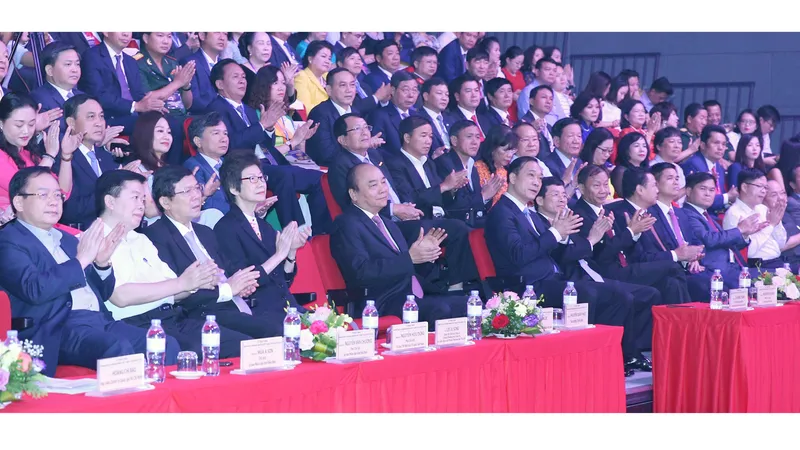 Thủ tướng Nguyễn Xuân Phúc và các đại biểu tham dự buổi lễ tôn vinh doanh nhân Việt Nam. Ảnh: TTXVN