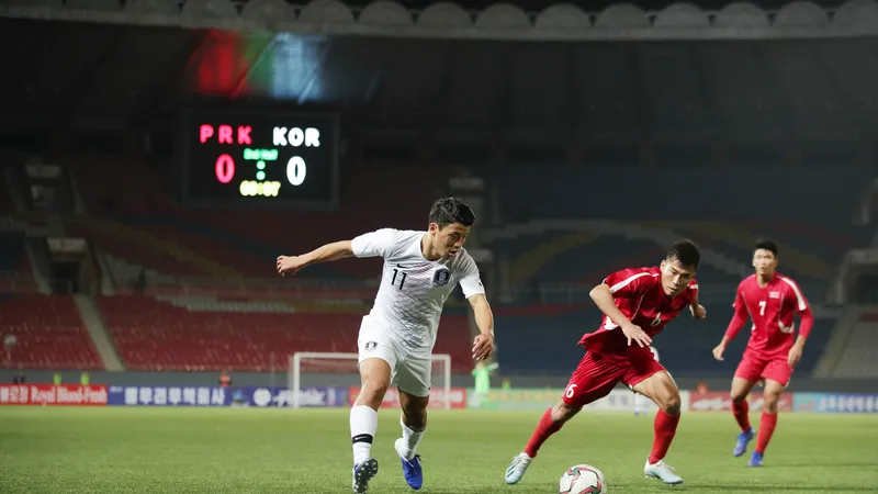Hàn Quốc (áo trắng) trong trận hòa 0 - 0 với chủ nhà CHDCND Triều Tiên. Ảnh: FIFA
