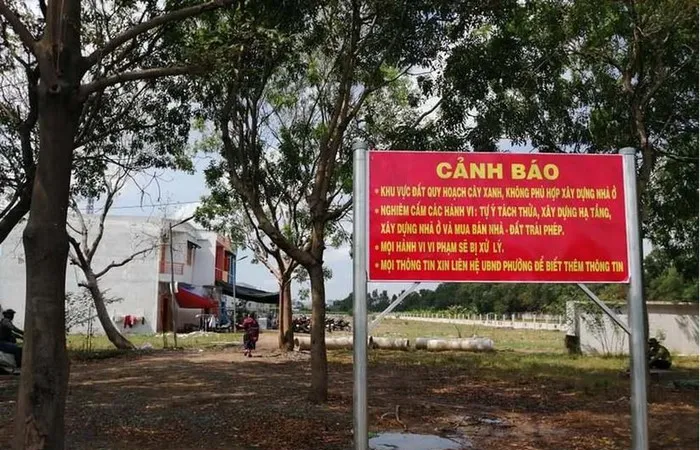 Chính quyền treo biển cảnh báo người dân. Ảnh: Vietnamdaily