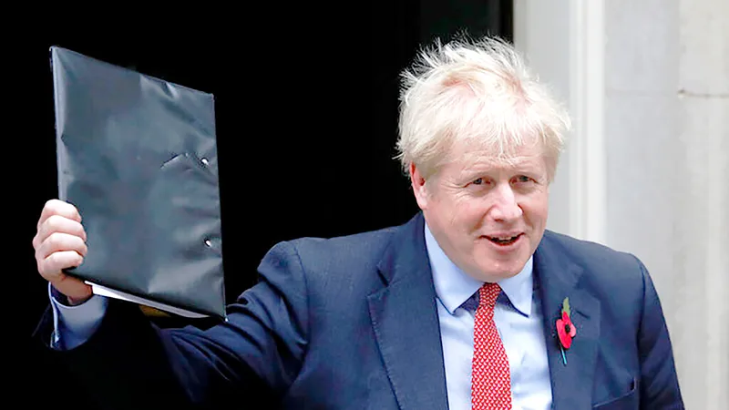 Thủ tướng Anh Boris Johnson vui mừng sau khi Hạ viện thông qua tổng tuyển cử sớm. Ảnh: AP