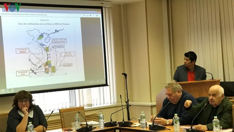 Tiến sĩ Grigory Lokshin phát biểu tại hội thảo.