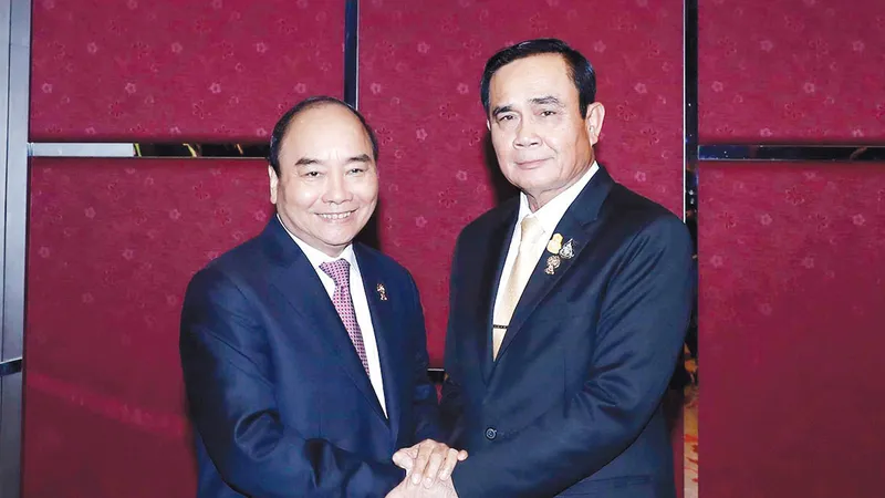Thủ tướng Nguyễn Xuân Phúc gặp song phương Thủ tướng Thái Lan Prayuth Chan-o-cha. Ảnh: TTXVN