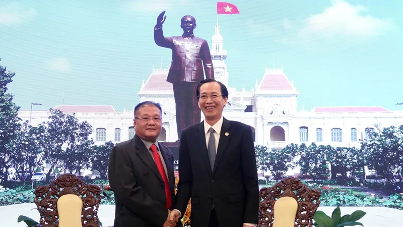 Đồng chí Lê Thanh Liêm, Phó Chủ tịch Thường trực UBND Thành phố Hồ Chí Minh (phải) tiếp ông Ly Vann Hong, Đặc phái viên Chính phủ Hoàng gia, Quốc vụ khanh Bộ Thông tin Vương quốc Campuchia. Ảnh: TTXVN