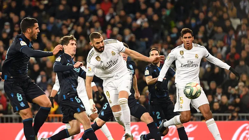 Tiền đạo Karim Benzema (số 9) ghi bàn quân bình tỷ số 1 - 1 cho Real Madrid