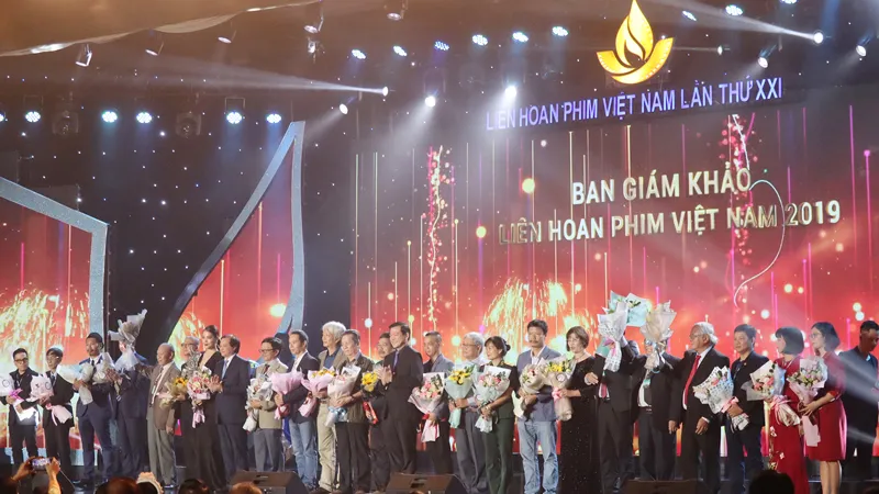 Ban tổ chức tặng hoa các giám khảo của liên hoan phim
