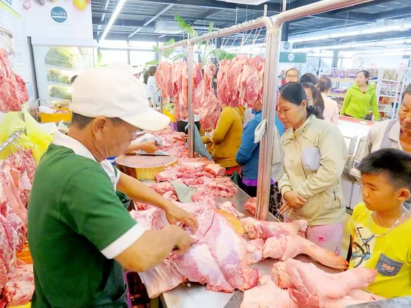 Giá heo tăng cao, sức tiêu thụ giảm