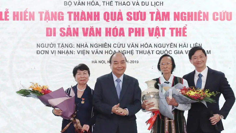 Thủ tướng Nguyễn Xuân Phúc tặng quà gia đình nhà nghiên cứu Nguyễn Hải Liên