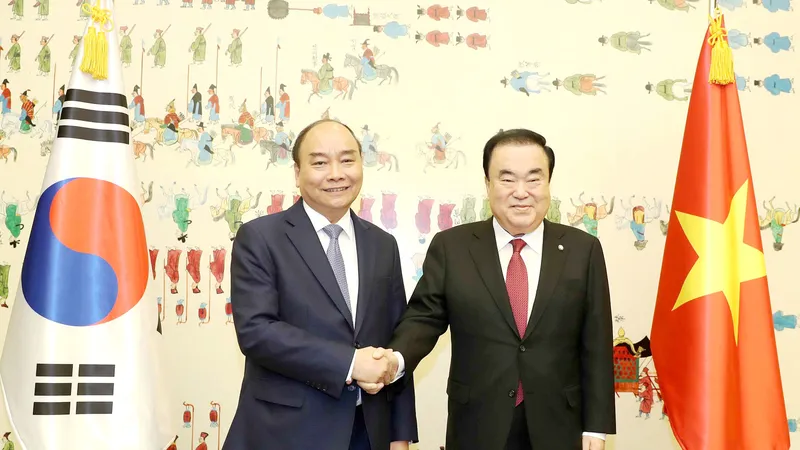 Thủ tướng Nguyễn Xuân Phúc hội kiến Chủ tịch Quốc hội Hàn Quốc Moon Hee - sang. Ảnh: TTXVN