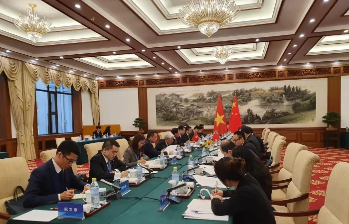 Thứ trưởng Bộ Ngoại giao Lê Hoài Trung hội đàm với Thứ trưởng Ngoại giao Trung Quốc La Chiếu Huy. Ảnh: Thế giới và Việt Nam