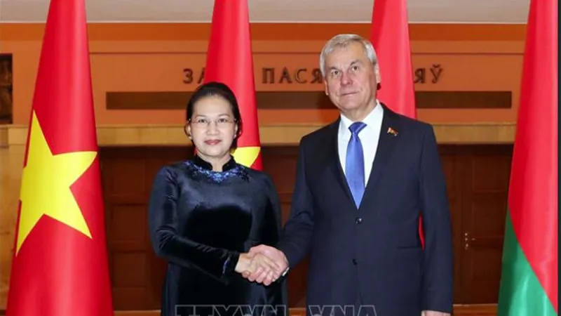 Chủ tịch Quốc hội Nguyễn Thị Kim Ngân hội đàm với Chủ tịch Viện Đại biểu Quốc hội (Hạ viện) Belarus Vladimir Andreichenko. Ảnh: TTXVN