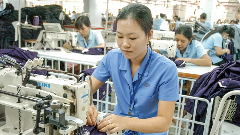 Hàng dệt may là những ngành có lợi thế nhất khi EVFTA có hiệu lực. Ảnh: ĐỨC THIỆN