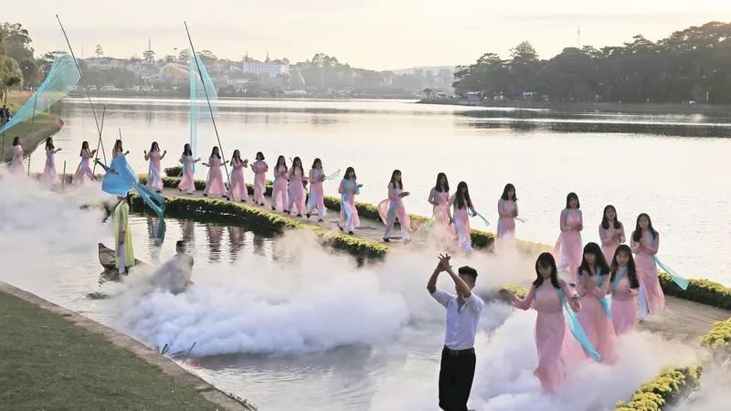Trình diễn trang phục tơ lụa trên mặt hồ Xuân Hương