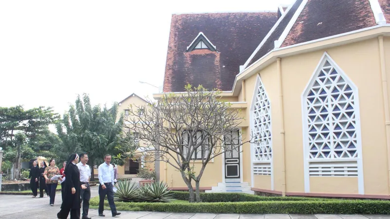 Đoàn khảo sát khoanh vùng bảo vệ di tích tại Tu viện Hội Dòng Mến Thánh Giá Thủ Thiêm, quận 2, TPHCM. Ảnh: KIỀU PHONG