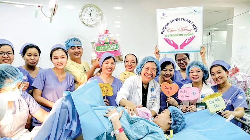 Các bác sĩ Bệnh viện Từ Dũ chúc mừng hai mẹ con một sản phụ 
