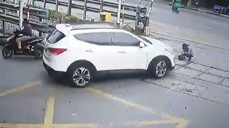 Vụ tai nạn ô tô đâm gãy chân nhân viên đang làm vệ sinh trên mặt đường ngang tuyến đường sắt Bắc - Nam