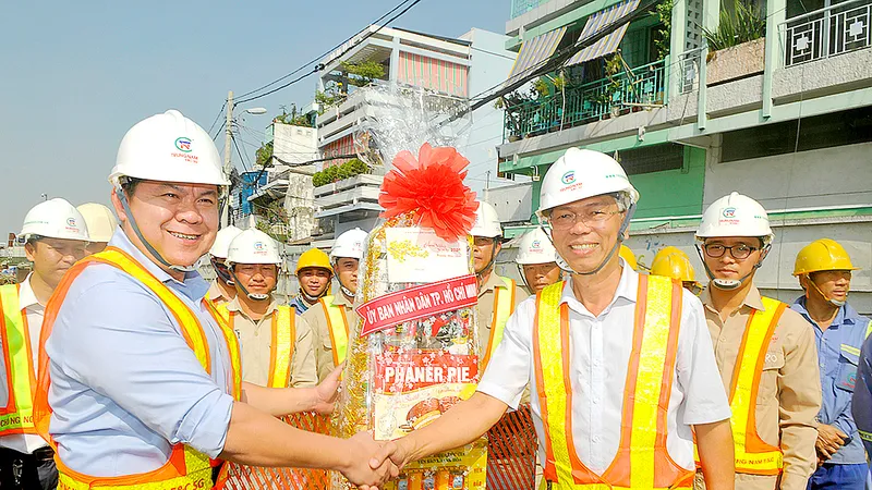 Thăm, tặng quà tết hộ gia đình khó khăn, công nhân