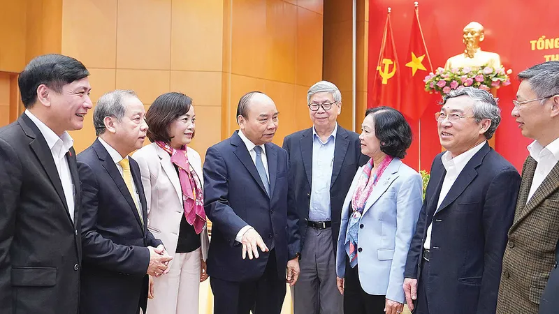 Thủ tướng Nguyễn Xuân Phúc gặp gỡ các đại biểu dự hội nghị. Ảnh: VIẾT CHUNG