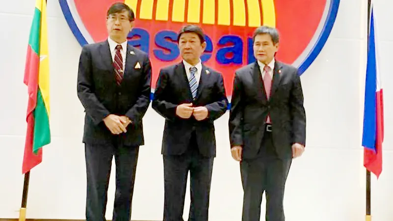 Ngoại trưởng Nhật Bản Toshimitsu Motegi (giữa) cùng Tổng thư ký ASEAN Dato Lim Jock Hoi (phải) và Đại sứ Nhật Bản tại ASEAN Chiba Akira